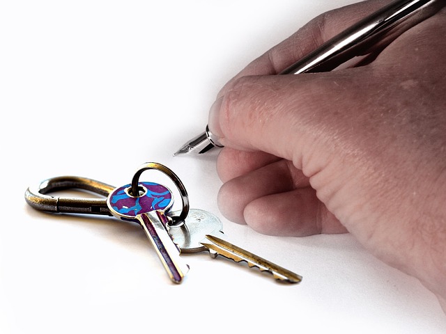 chiavi e firma pixabay